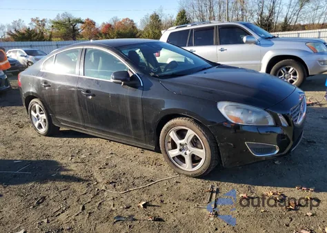 2013 Volvo S60 T5 z USA, uszkodzony, nr VIN YV1612FS0D2232372